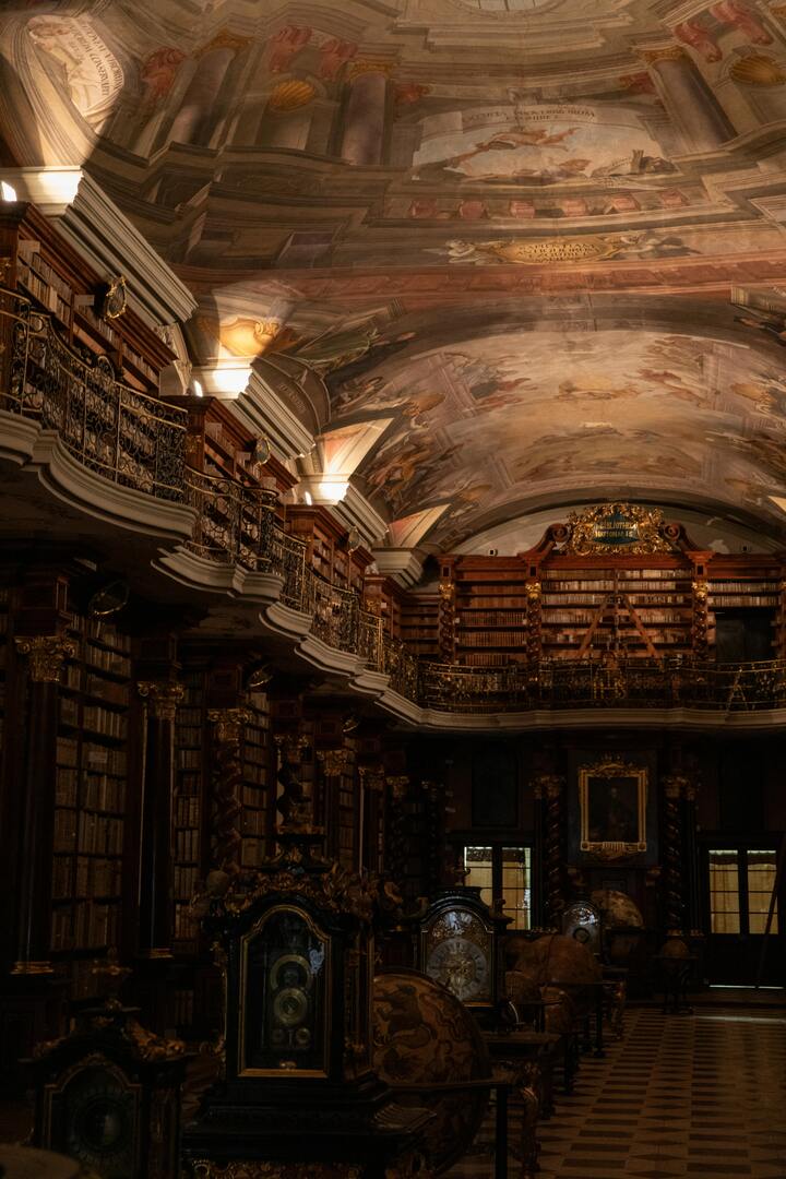 Salle de la bibliothèque baroque à l’intérieur du Klementinum à Prague
